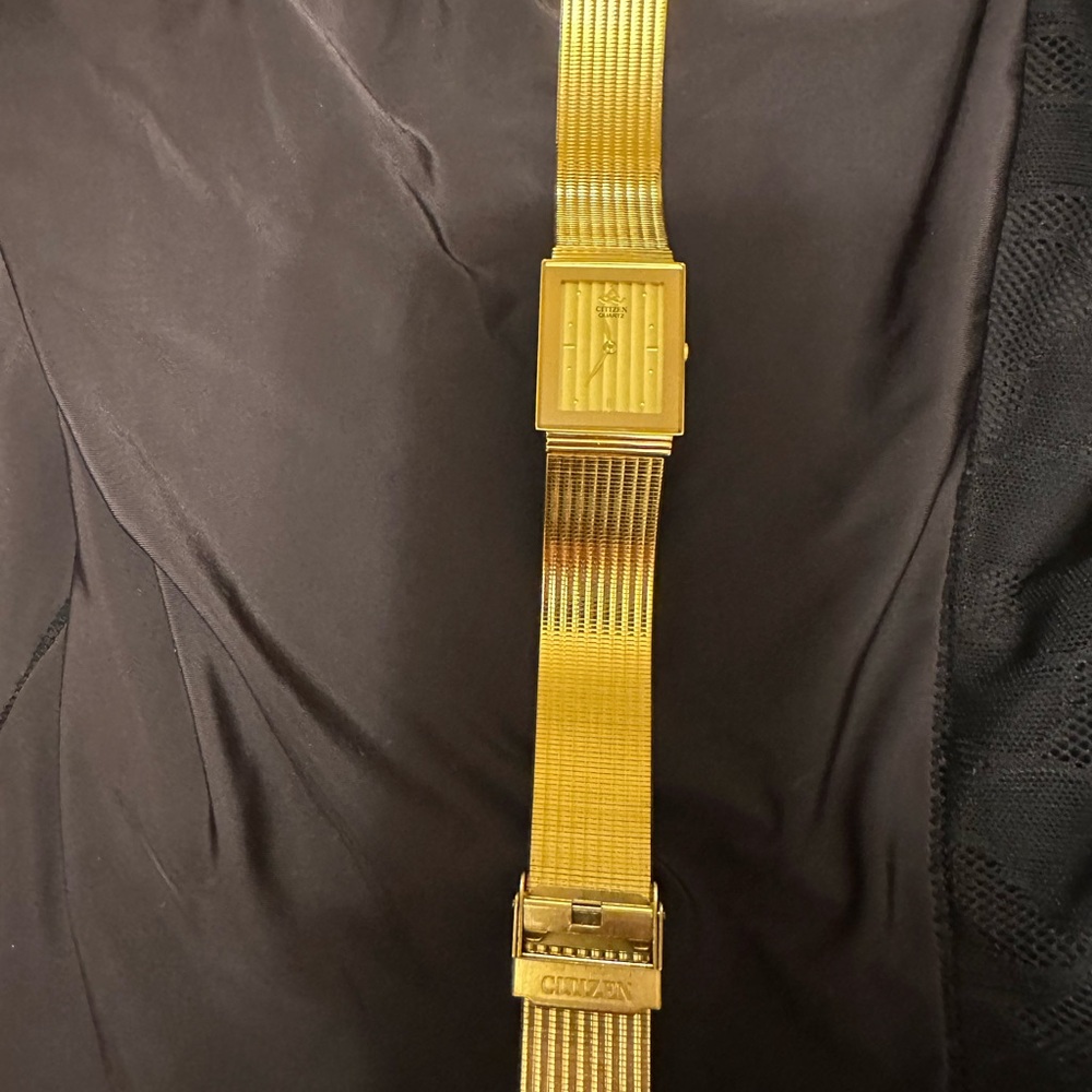 Citizen Quartz Vintage Gold-Tone Watch – Rectangular Case, Mesh Band